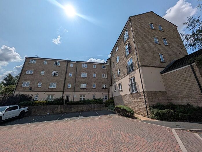 2 Bedroom Flat To Rent In Laithe Hall Avenue, Cleckheaton, Uk, BD19
