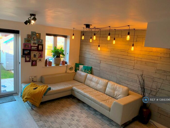 2 Bedroom Semi-Detached House To Rent In Kiln Way, Great Wakering, Southend-On-Sea, SS3