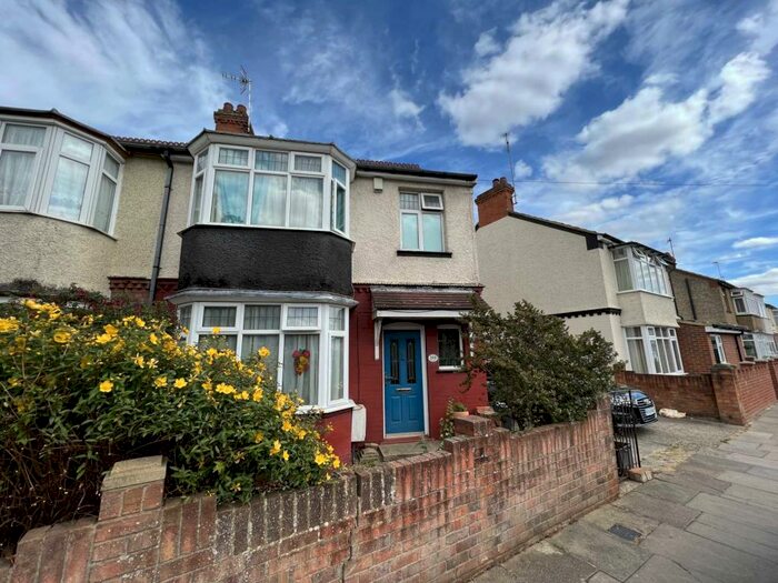 3 Bedroom Semi-Detached House To Rent In Richmond Hill, Round Green, LU2