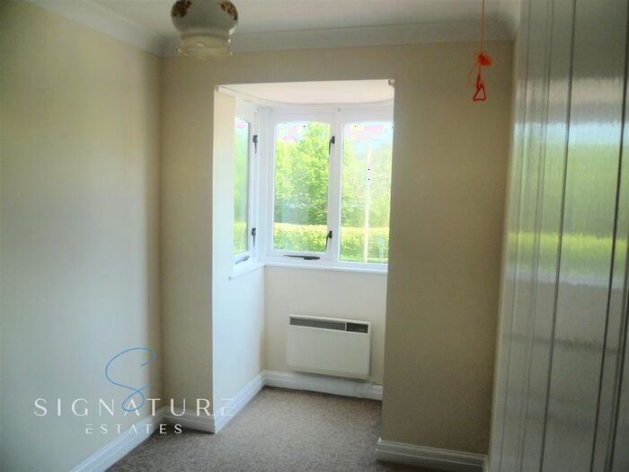 2 Bedroom Flat For Sale In Cotterells Hill, Hemel Hempstead, HP1