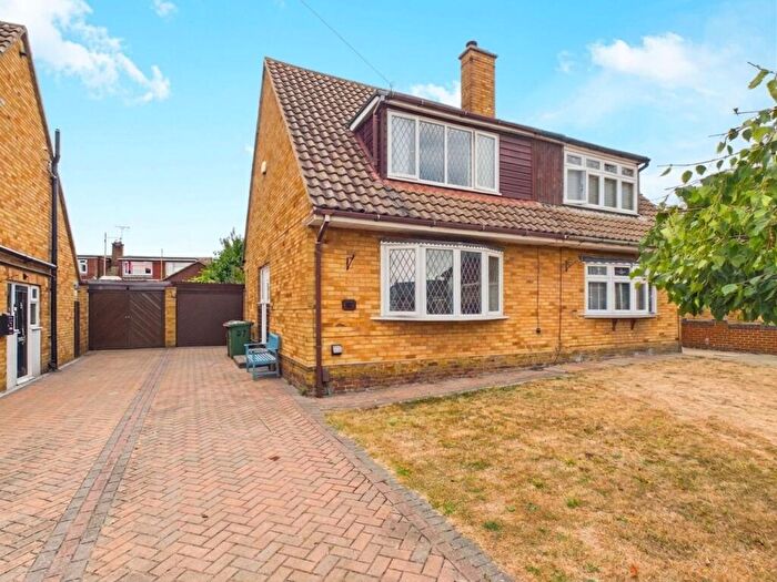 3 Bedroom Semi-Detached House For Sale In Markhams, Stanford-Le-Hope, SS17