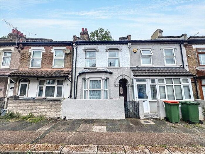 4 Bedroom House To Rent In Dongola Road, Plaistow, E13