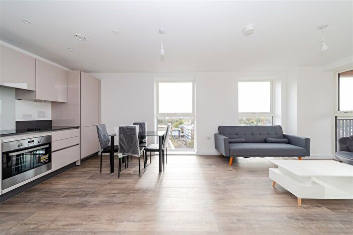 2 Bedroom Flat To Rent In East Acton Lane, London, W3
