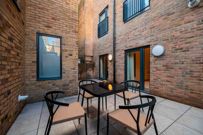 2 Bedroom Flat To Rent In Baker Street, , Baker Street U, W1