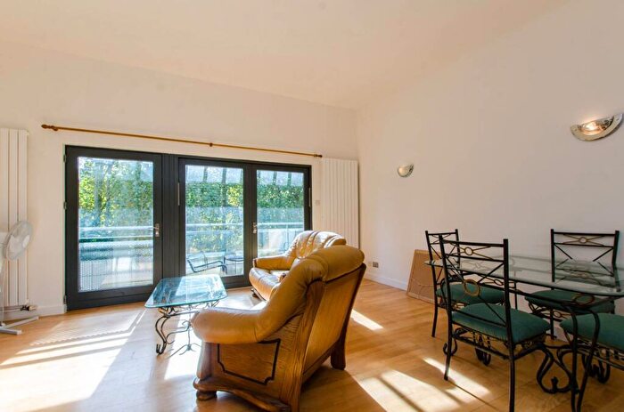 2 Bedroom Flat To Rent In Mile End Road, Whitechapel, London, E1