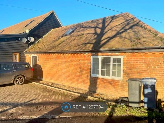 2 Bedroom Flat To Rent In Westland Mews, Shamley Green GU5