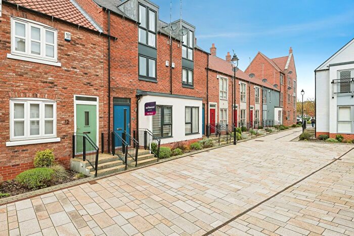 3 Bedroom Terraced House For Sale In Scotts Square, Hull, HU1