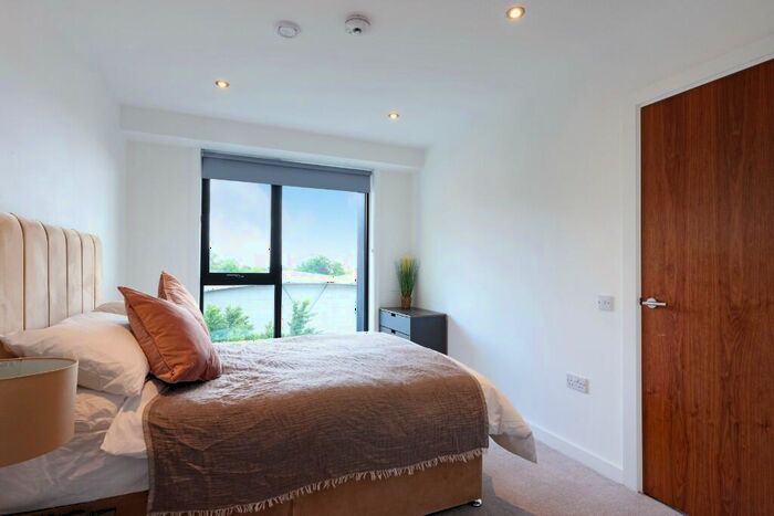 1 Bedroom Flat To Rent In Sutton Court Road, Sutton, Surrey, SM1