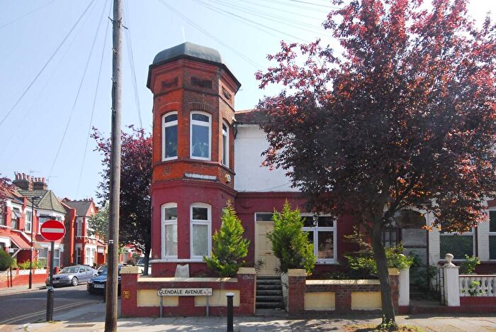 3 Bedroom Flat To Rent In Glendale Avenue, , Wood Green, London, N22