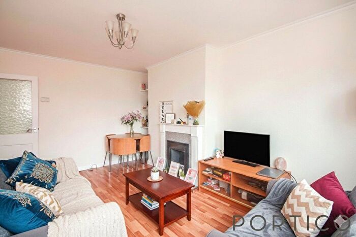 3 Bedroom Flat To Rent In Heron House, Searles Close, London, SW11
