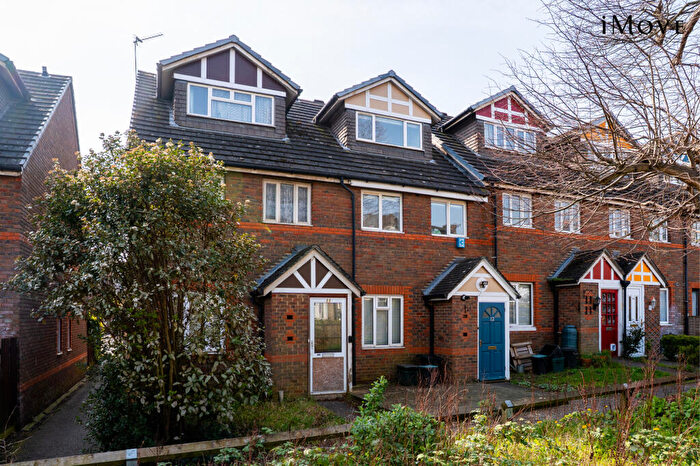 2 Bedroom Maisonette For Sale In Owen Walk, London, SE20