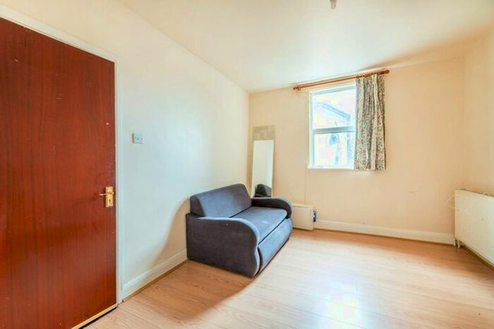 2 Bedroom Flat To Rent In Portobello Road, Notting Hill, London, W11