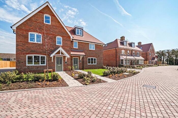 3 Bedroom Semi-Detached House For Sale In Bentwood Way, PO18