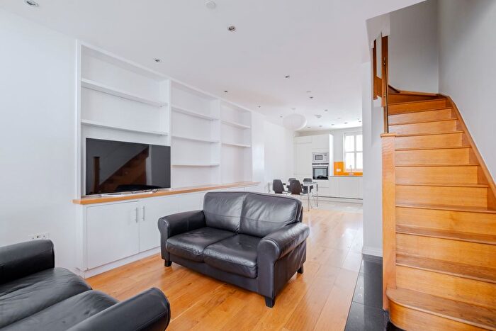 3 Bedroom Mews To Rent In Token Yard, SW15