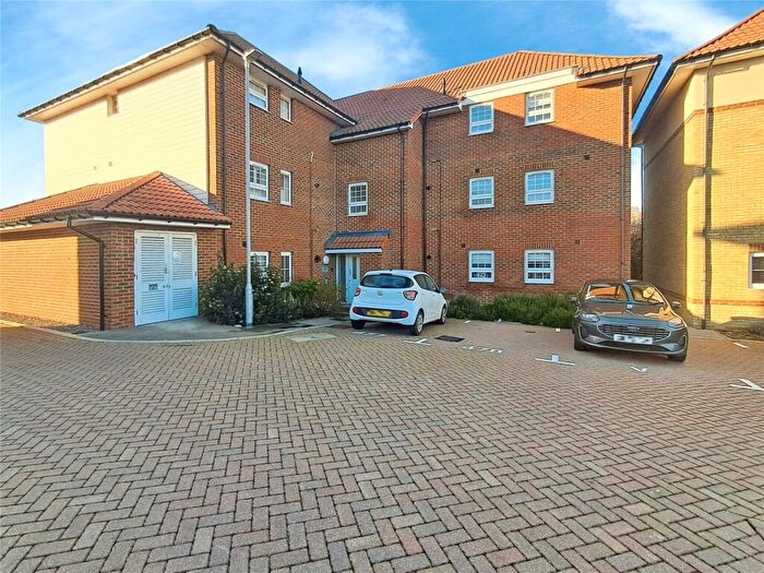 2 Bedroom Flat For Sale In Fife Way, Aylesham, Canterbury, Kent, CT3