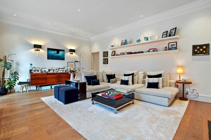 2 Bedroom Flat For Sale In Cadogan Gardens, London, SW3