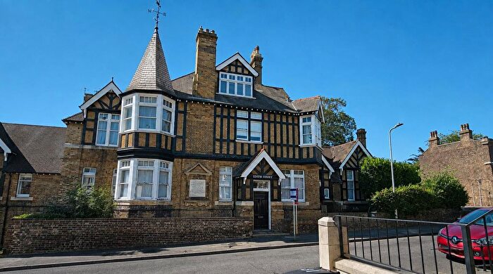 2 Bedroom Flat For Sale In Victoria Road, Margate, CT9
