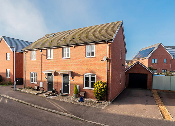 3 Bedroom Semi-Detached House For Sale In Fortuna Mead, Leighton Buzzard, LU7