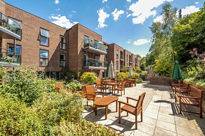 2 Bedroom Flat For Sale In Lower Turk Street, Alton, Hampshire, GU34