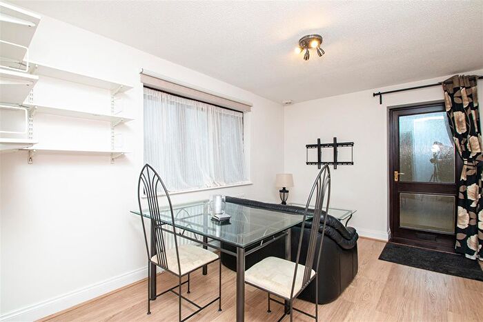 1 Bedroom Flat To Rent In Redland Drive, Loughton, Milton Keynes, MK5