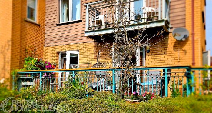 2 Bedroom Apartment For Sale In Grangemoor Court, Cardiff, CF11