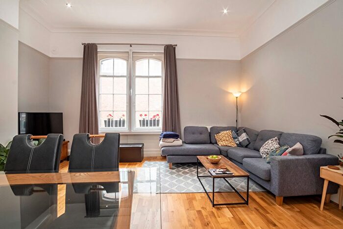 2 Bedroom Town House To Rent In Market Street, York, YO1