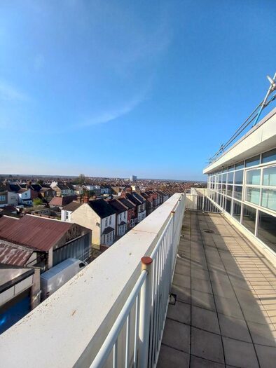 3 Bedroom Flat To Rent In Flat - West Road, SS0