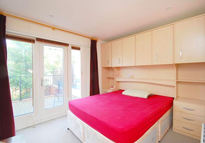 2 Bedroom Flat To Rent In Denning Mews, Balham, London, SW12