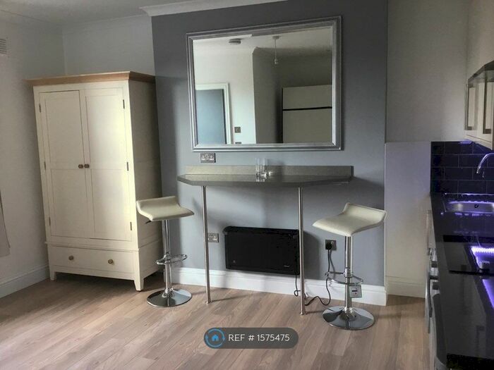 Studio To Rent In Shepherds Bush Road, London, W6