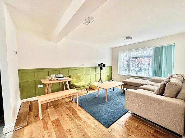 2 Bedroom Flat To Rent In Chelmsford Road, Leytonstone, E11