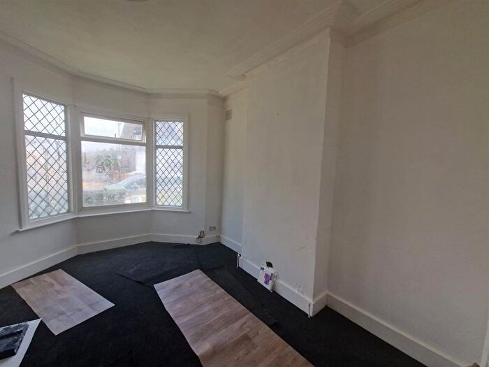 Studio To Rent In Woodlands Park Road, London, N15