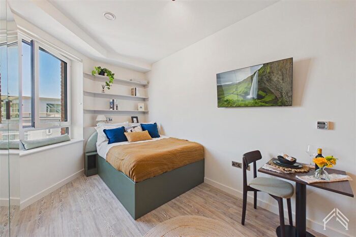Studio To Rent In Clarence Street, Kingston Upon Thames London, KT1