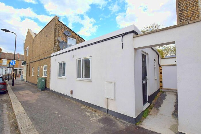 2 Bedroom Flat To Rent In Ramsay Road, Forest Gate, E7