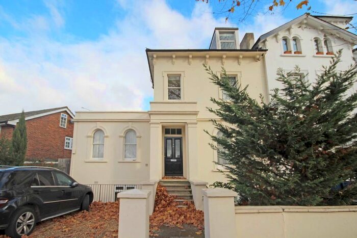 1 Bedroom Flat To Rent In Copthall Gardens, Twickenham, TW1