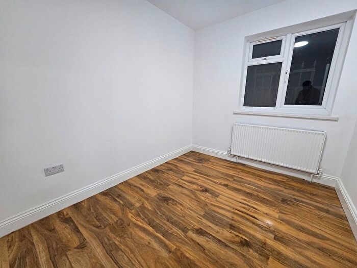 6 Bedroom Bungalow To Rent In Sutton Lane, Hounslow, TW3