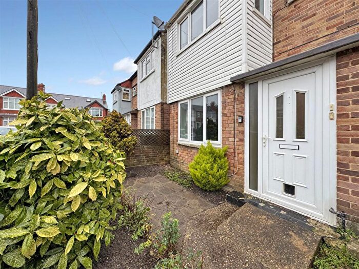 2 Bedroom Flat For Sale In Essex Road, Weymouth, DT4