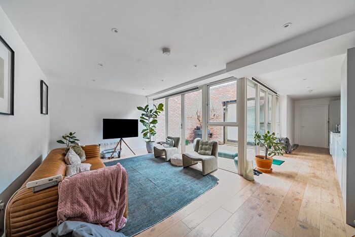 3 Bedroom Maisonette For Sale In Edgewood Mews, Finchley, N3