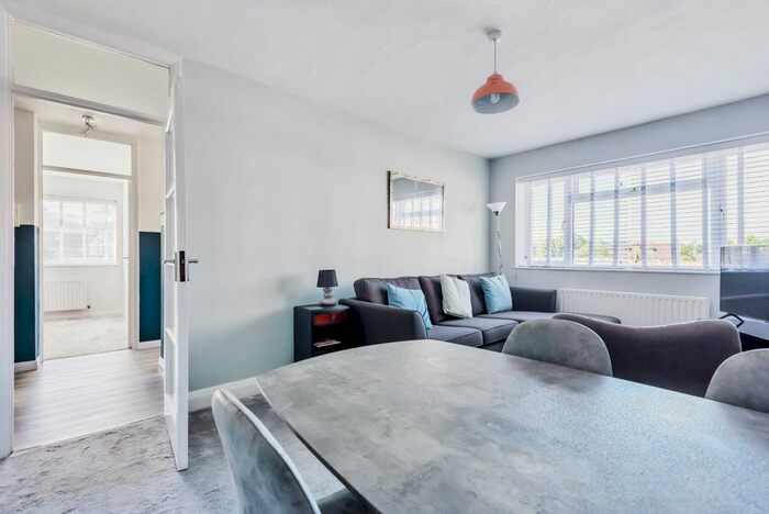 2 Bedroom Flat To Rent In Drayton Court, Lavender Park Road, West Byfleet, KT14