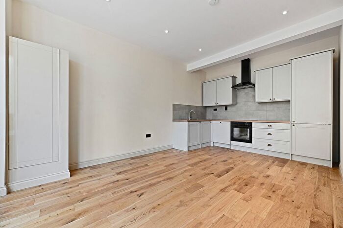 1 Bedroom Flat For Sale In Avenue Gardens, London, W3