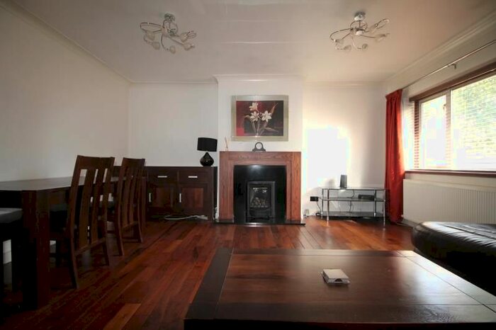 2 Bedroom Flat To Rent In Rush Green Road, Romford, Essex RM7