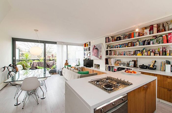 3 Bedroom Flat To Rent In Westbridge Road, Battersea, London, SW11