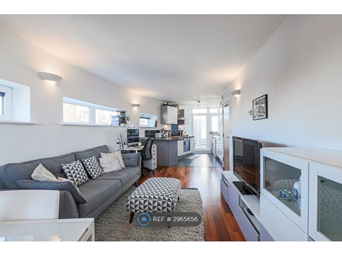 1 Bedroom Flat To Rent In Vanguard House, London, E8