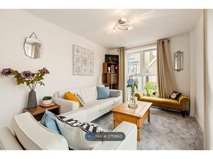 2 Bedroom Flat To Rent In Langham Court, London, SE25