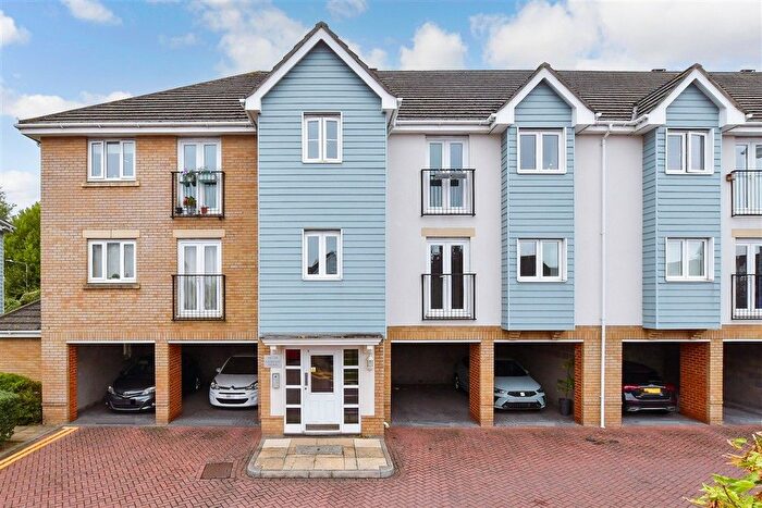 2 Bedroom Flat For Sale In Sherwood Avenue, Larkfield, Aylesford, Kent, ME20