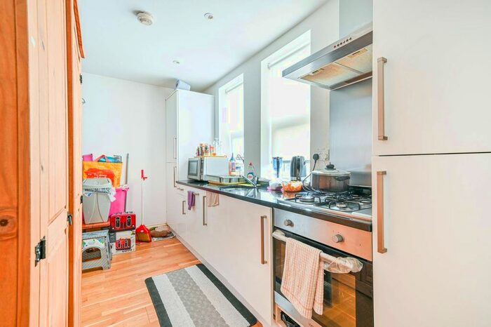 2 Bedroom Flat To Rent In Border Crescent, Crystal Palace, London, SE26