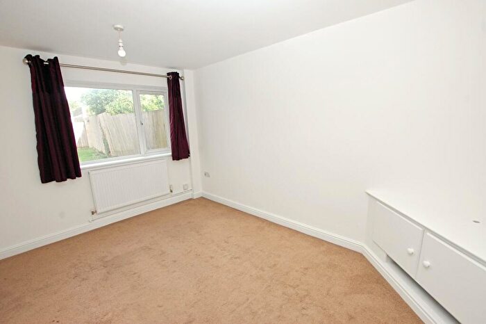 2 Bedroom Flat For Sale In Fairway Close, Oldland Common, Bristol, BS30