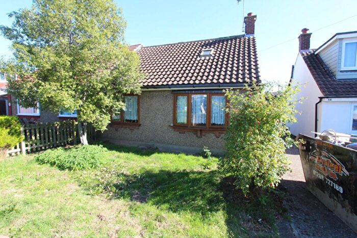 3 Bedroom Semi-Detached House For Sale In Alderleys, Thundersley, SS7