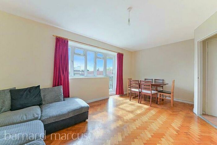 3 Bedroom Flat To Rent In Oakleigh Park North, Whetstone, N20