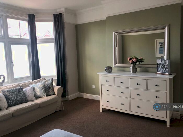 1 Bedroom Flat To Rent In Yew Tree Road, Slough, SL1