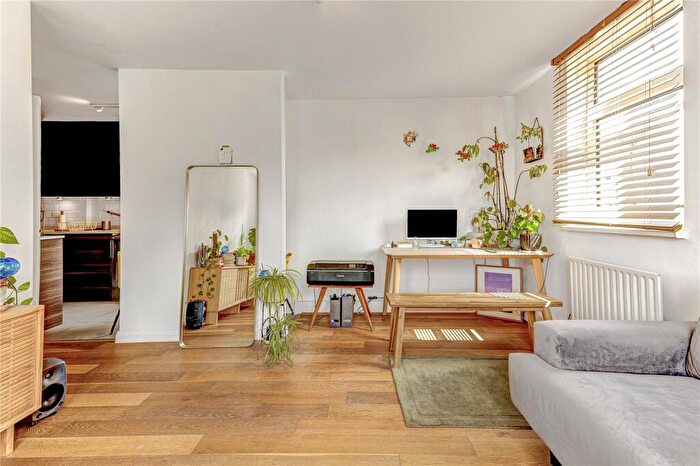 1 Bedroom Flat To Rent In Ashley Crescent, London, SW11